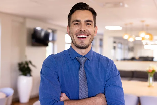 Modern Ofiste Mavi Gömlek Giyen Mutlu Beyaz Adamının Portresi Küresel — Stok fotoğraf