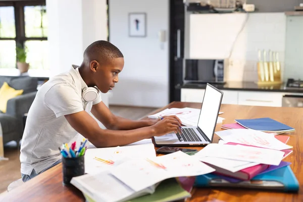 Afrikalı Amerikalı Genç Çocuk Bilgisayar Kullanıyor Evde Ders Alıyor Öğrenim — Stok fotoğraf