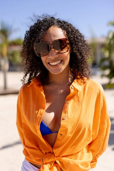 幸せなアフリカ系アメリカ人女性のカメラを見て ビーチで笑顔の肖像画 質の高い時間 ライフスタイル 夏と休暇の概念を過ごす — ストック写真