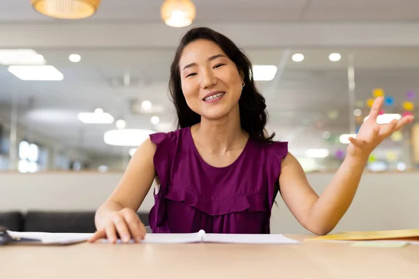オフィスのラップトップでビデオ通話をしているアジアの女性のイメージ オフィス ビジネス コミュニケーション テクノロジーの概念 — ストック写真