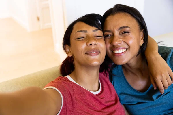 Portrét Šťastných Biraciálních Sester Jak Dívají Kamery Berou Selfie Usmívají — Stock fotografie