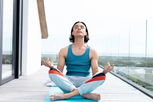 Buon Uomo Biraciale Che Yoga Medita Sul Balcone Trascorrere Del — Foto Stock