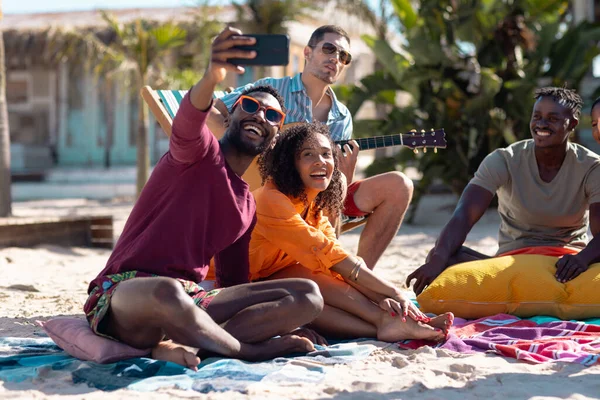 Fericiți Prieteni Diverși Care Fac Selfie Cântă Chitară Plajă Petrecerea — Fotografie, imagine de stoc