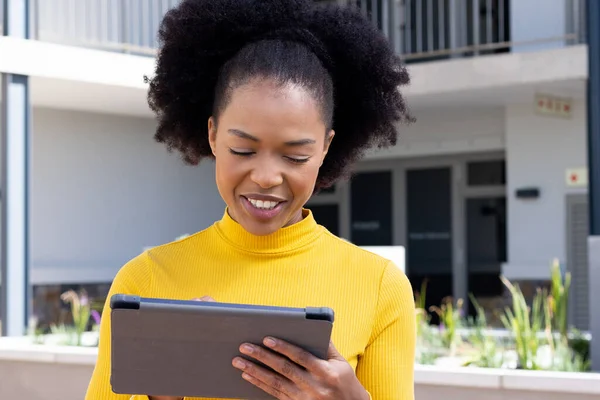 Feliz Mujer Negocios Afroamericana Utilizando Tableta Oficina Moderna Negocios Globales —  Fotos de Stock