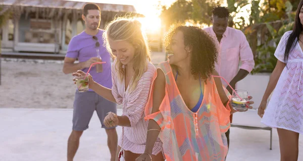 Happy Diverse Freunde Feiern Pool Halten Cocktails Und Tanzen Qualitätszeit — Stockfoto