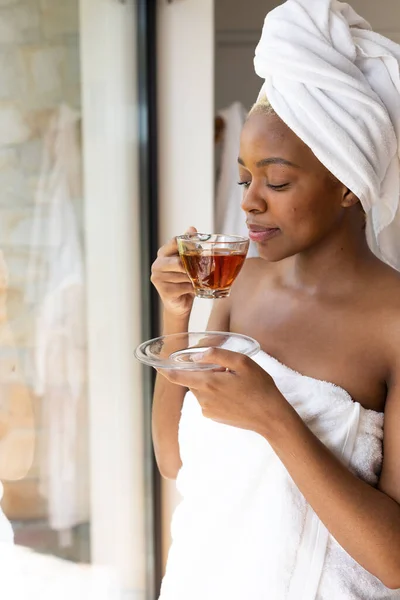 Boldog Afro Amerikai Törülközőt Visel Egy Csésze Teát Tart Fürdőszobában — Stock Fotó