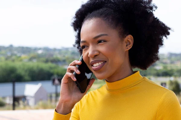 Feliz Mulher Negócios Afro Americana Andando Conversando Smartphone Negócios Globais — Fotografia de Stock