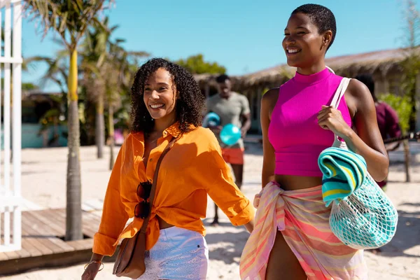 Happy Diverse Friends Walking Beach Spending Quality Time Lifestyle Friendship — Stock Photo, Image