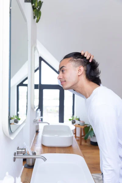 Glücklicher Mann Der Badezimmer Den Spiegel Schaut Zeit Allein Hause — Stockfoto