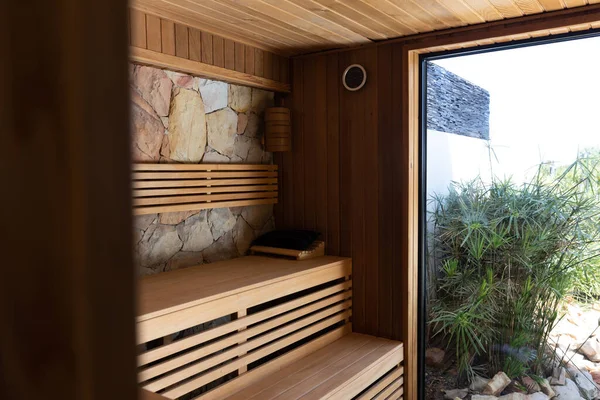 木製のベンチと窓付きのサウナの一般的なビュー リラクゼーション 美しさとライフスタイルのコンセプト — ストック写真