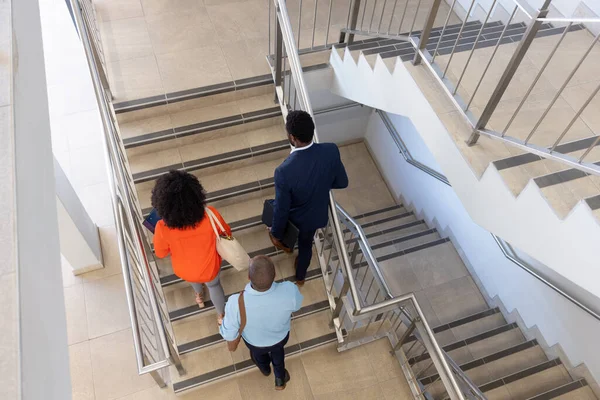 Empresários Afro Americanos Andar Com Malas Nas Escadas Negócio Global — Fotografia de Stock