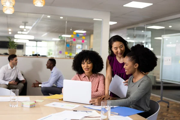 Olika Kvinnliga Och Manliga Företagare Vid Skrivbordet Pratar Och Arbetar — Stockfoto