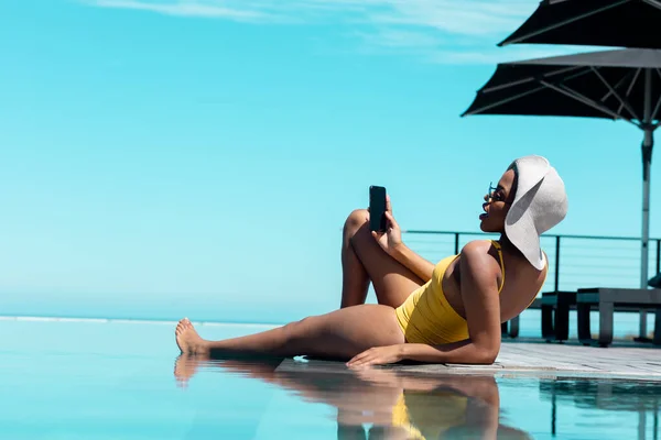 Afroameričan Nosí Slamák Sedí Bazénu Používá Smartphone Trávit Kvalitní Čas — Stock fotografie