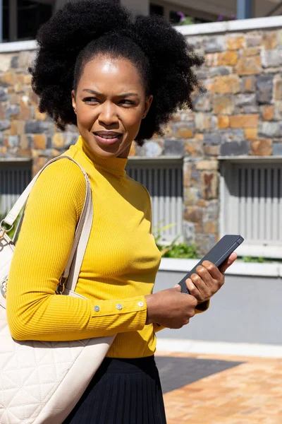 Empresária Americana Africana Confusa Andando Com Tablet Bolsa Negócios Globais — Fotografia de Stock