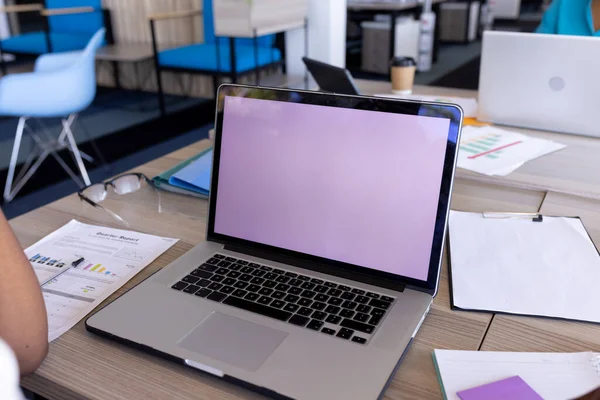 Afro Amerikaanse Zakenvrouw Met Laptop Met Kopieerruimte Kantoor Werken Kantoor — Stockfoto