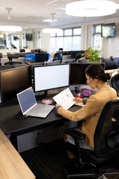 Imagem Vertical Mulher Asiática Sentada Mesa Trabalhando Computador Com Espaço — Fotografia de Stock