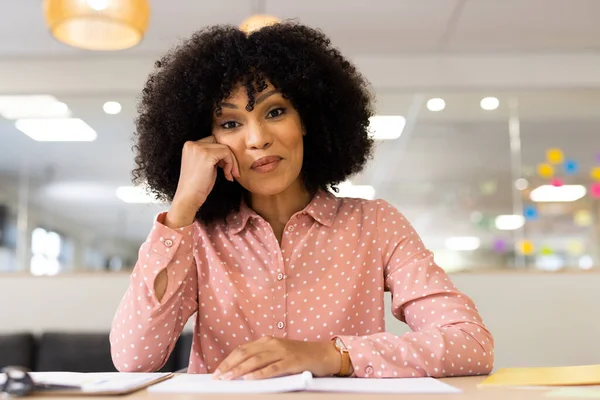 Imagen Una Mujer Birracial Teniendo Videollamada Oficina Concepto Oficina Empresa — Foto de Stock