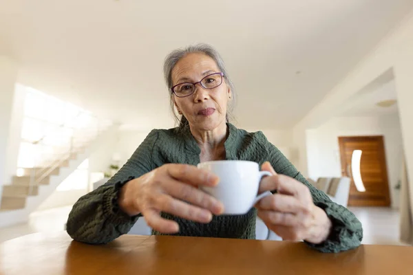 Orolig Äldre Asiatisk Kvinna Som Har Videosamtal Utgifter För Kvalitetstid — Stockfoto
