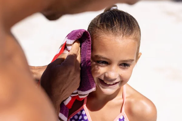 快乐的父亲和女儿在游泳池边用毛巾擦拭 花费高质量的时间 生活方式 夏季和假期概念 — 图库照片
