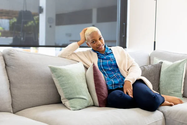 Retrato Una Mujer Afroamericana Feliz Sentada Sofá Mirando Cámara Sonriendo —  Fotos de Stock