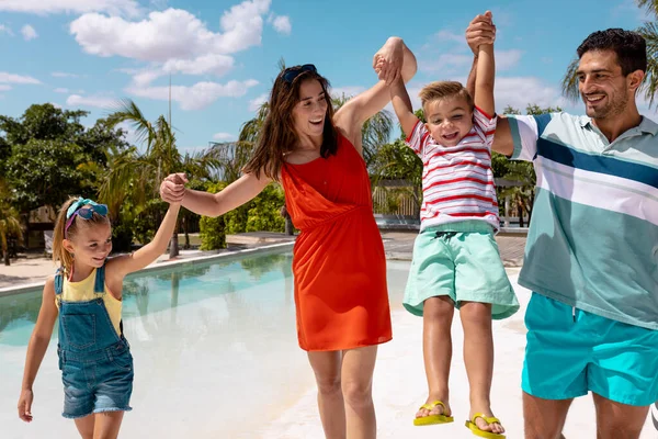 快乐的小鸟家庭在游泳池边散步和牵着手 花费高质量的时间 生活方式 夏季和假期概念 — 图库照片
