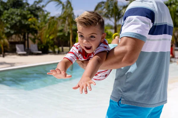 Boldog Félvér Apa Fia Játszik Medence Mellett Töltés Minőségi Időt — Stock Fotó