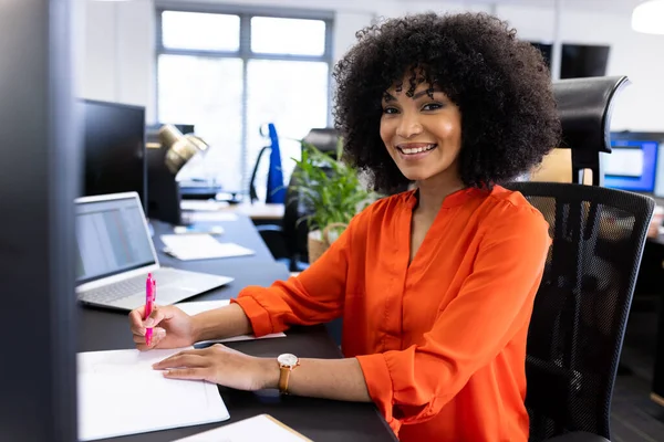 Χαρούμενη Αφροαμερικανή Επιχειρηματίας Που Κάθεται Στο Γραφείο Και Χαμογελάει Στην — Φωτογραφία Αρχείου