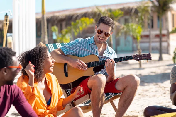 Happy Diverse Friends Playing Guitar Singing Beach Spending Quality Time — Stock Photo, Image