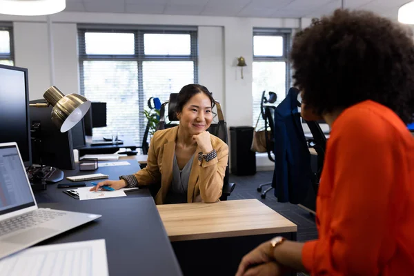 Щаслива Азіатська Бізнес Леді Офісі Розмовляє Жінкою Колегою Офісі Бізнес — стокове фото