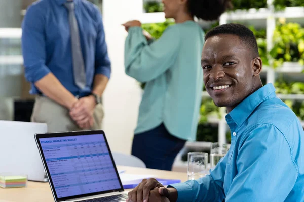 Portret Szczęśliwego Afrykańskiego Biznesmena Laptopem Różnorodnymi Kolegami Nowoczesnym Biurze Globalny — Zdjęcie stockowe