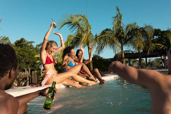 快乐多样的朋友在游泳池边聚会 喝啤酒 花费高质量的时间 生活方式 夏季和度假概念 — 图库照片