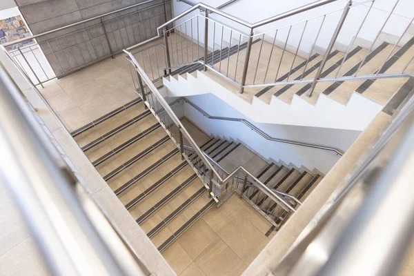 近代的なオフィスで階段と銀のバニスターと空の部屋 グローバルビジネス オフィスのコンセプト — ストック写真