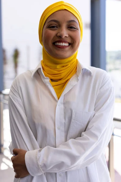 Portrait Heureuse Femme Affaires Biraciale Avec Hijab Dans Bureau Moderne — Photo