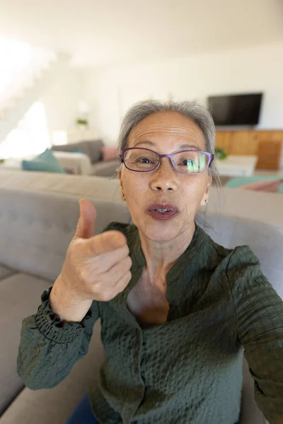 Feliz Mujer Asiática Senior Teniendo Videollamada Pasar Tiempo Calidad Estilo — Foto de Stock