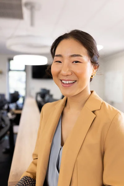 Lodret Billede Glad Asiatisk Forretningskvinde Kigger Kameraet Kontoret Erhvervsfolk Job - Stock-foto
