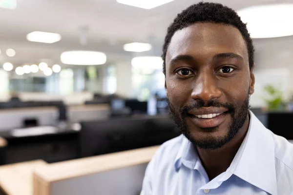 Glad Afrikansk Affärsman Som Tittar Kameran Kontoret Yrkesverksamma Jobb Företag — Stockfoto