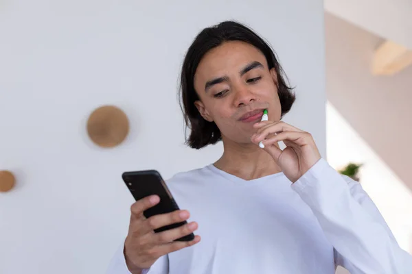 Happy Biracial Man Brushing Teeth Using Smartphone Bathroom Spending Quality — Stock Photo, Image