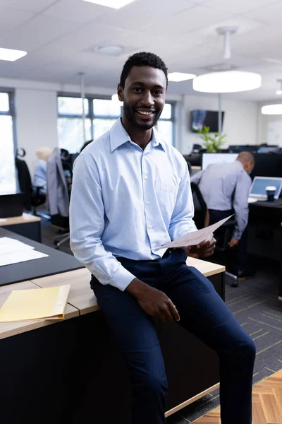 Вертикальне Зображення Щасливого Афроамериканського Бізнесмена Який Дивиться Камеру Офісі Бізнес — стокове фото