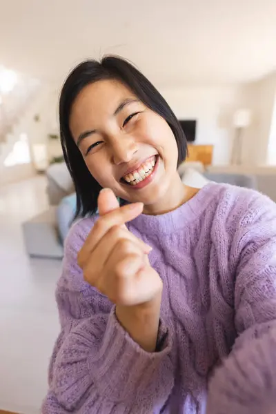 Šťastná Asiatka Sedí Stolu Videohovor Trávit Kvalitní Čas Doma Domácí — Stock fotografie