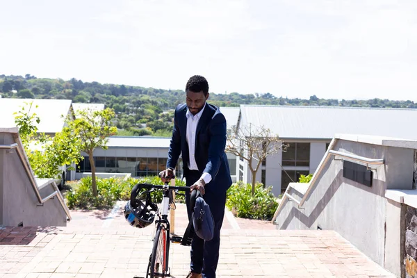Afrika Kökenli Amerikalı Adamı Takım Elbise Giyiyor Işe Bisikletle Çantayla — Stok fotoğraf