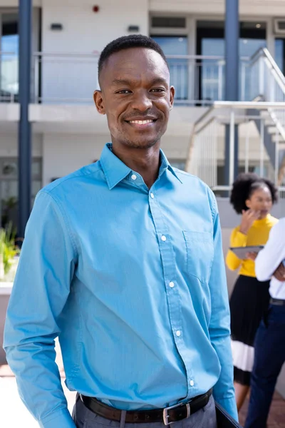Портрет Щасливого Афроамериканського Бізнесмена Різними Колегами Походженням Глобальний Бізнес Фінанси — стокове фото