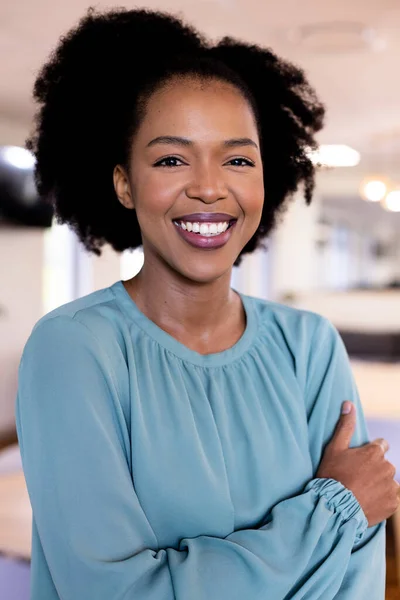 Portret Van Een Gelukkige Afro Amerikaanse Zakenvrouw Een Modern Kantoor — Stockfoto