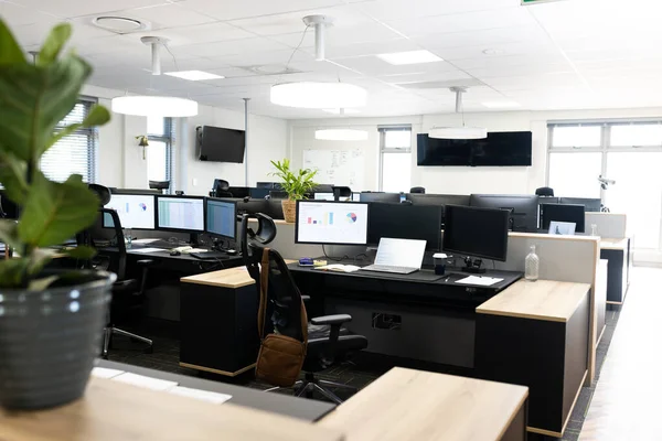 有办公桌 椅子和计算机的开放空间办公室 公司和办公室概念 — 图库照片