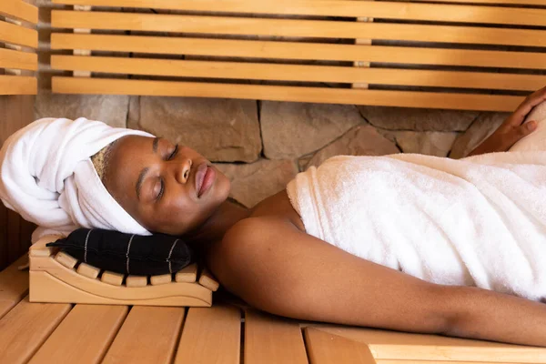 Gelukkig Afrikaans Amerikaanse Vrouw Die Handdoek Draagt Sauna Ligt Spa — Stockfoto