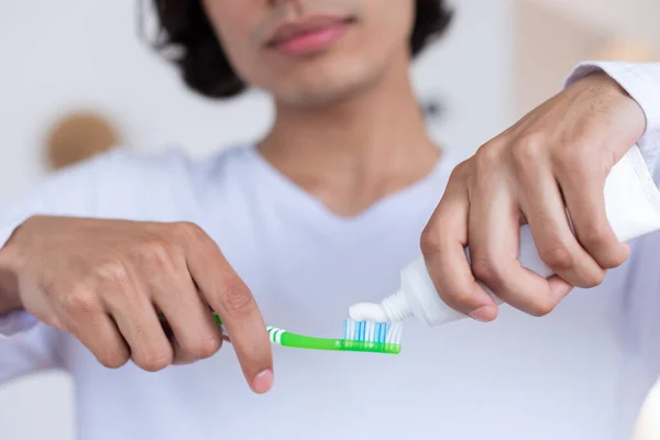 Glad Biracial Man Borsta Tänderna Badrummet Att Tillbringa Kvalitetstid Ensam — Stockfoto