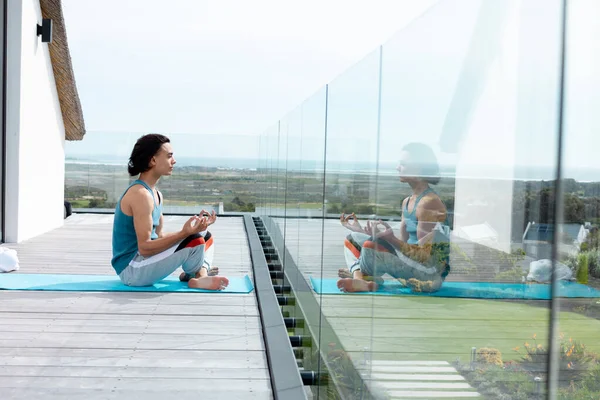Melez Adam Yoga Yapıyor Balkonda Meditasyon Yapıyor Evde Yalnız Zaman — Stok fotoğraf