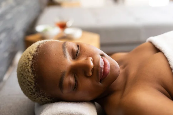 目を閉じてタオルに寝そべっている幸せなアフリカ系アメリカ人女性 リラクゼーション 美しさとライフスタイルのコンセプト — ストック写真