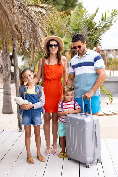 Retrato Família Feliz Biracial Sorrindo Praia Passar Tempo Qualidade Estilo — Fotografia de Stock