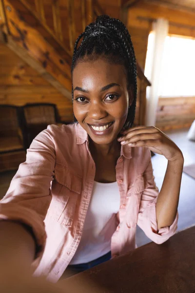 Portret Szczęśliwej Afroamerykanki Spędzającej Czas Chatce Dziennika Mającej Rozmowę Wideo — Zdjęcie stockowe