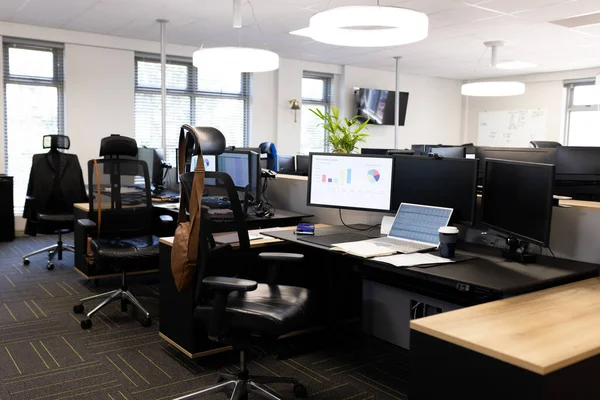 Puste Biuro Otwarte Biurkami Krzesłami Komputerami Biznes Korporacja Praca Koncepcji — Zdjęcie stockowe